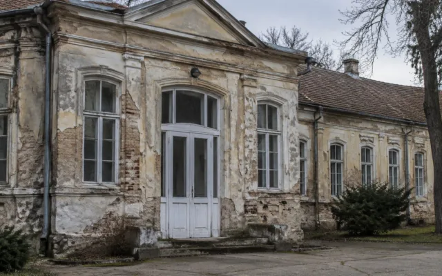 Sediul degradat al Spitalului CFR