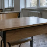Bănci școlare goale în clasă
