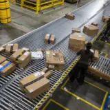 Taxa de 25 de lei pe coletele sub 150 de euro trimise din afara UE. Guvernul anunță eliminarea de la 1 noiembrie, dar legea încă o prevede